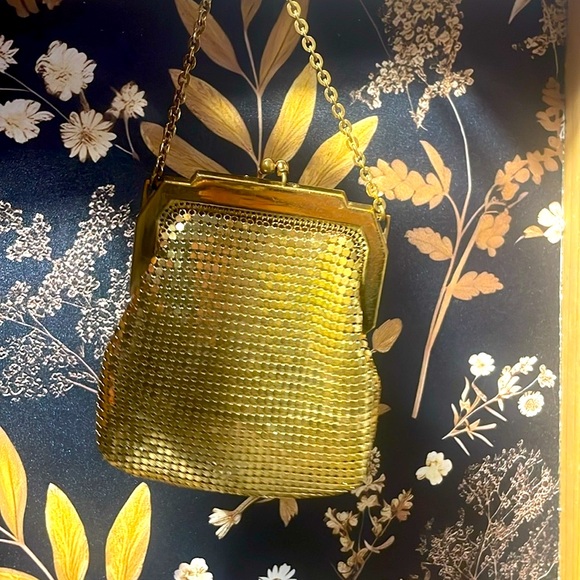 Vintage Whiting & Davis small gold purse made in USA - Picture 2 of 7
